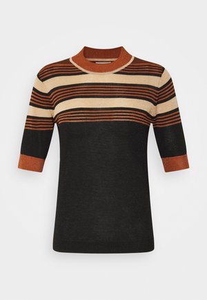 Haut en maille à manches courtes avec des rayures horizontales rouille, beige et noir, avec un col montant et des poignets couleur rouille.