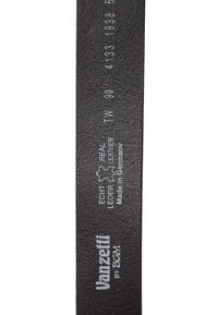 Schwarzes Lederarmband mit geprägtendem Text, der "Echt Leder" und die Marke von Vanzetti zeigt. Das Armband ist flach mit einer matten Textur.