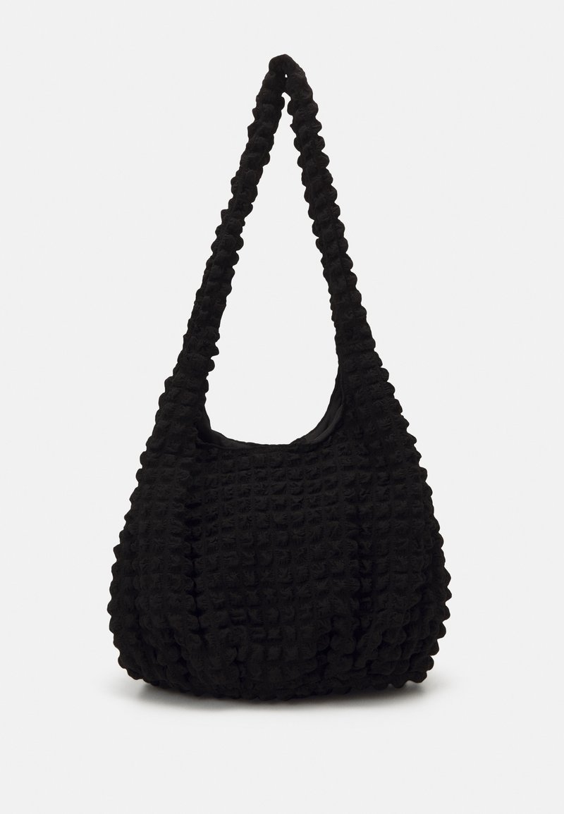 Borsa in tessuto nero con una singola tracolla intrecciata, caratterizzata da una forma gonfia e un design della superficie arricciato.