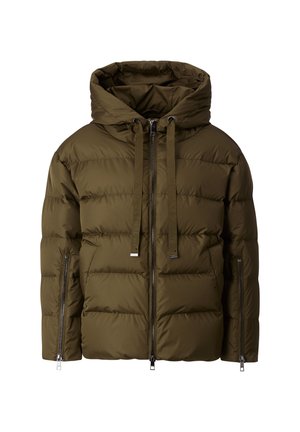 Olijfgroen pufferjack met een capuchon, voorzien van ritszakken aan de voorkant, verstelbare koorden en een gequiltde textuur.
