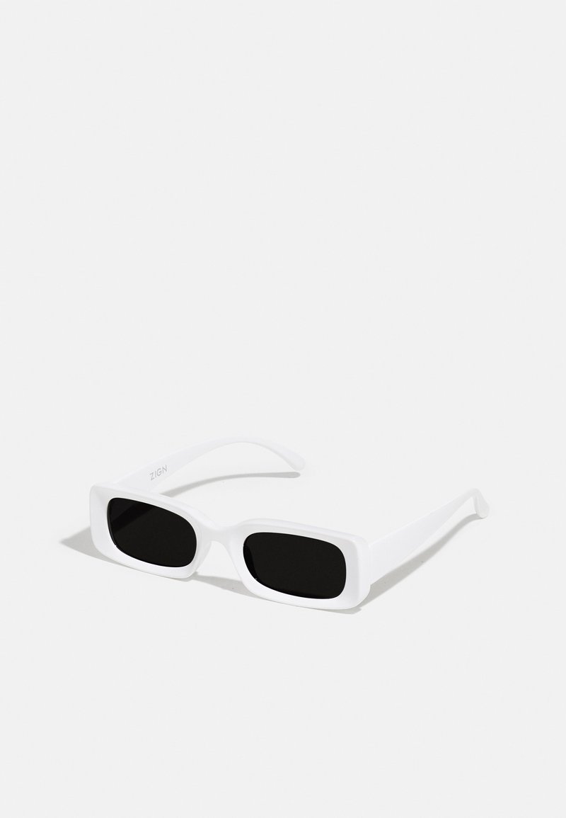 Lunettes de soleil rectangulaires blanches avec des verres noirs, présentant une finition mate et une texture lisse. Les branches sont élégantes et légèrement courbées.