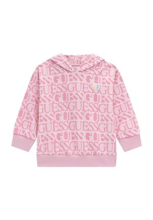 Sweat à capuche rose avec un motif de texte "GUESS" répété. Il dispose d'une poche kangourou à l'avant, de poignets et d'un ourlet côtelés, ainsi que d'un petit détail en forme de cœur multicolore.