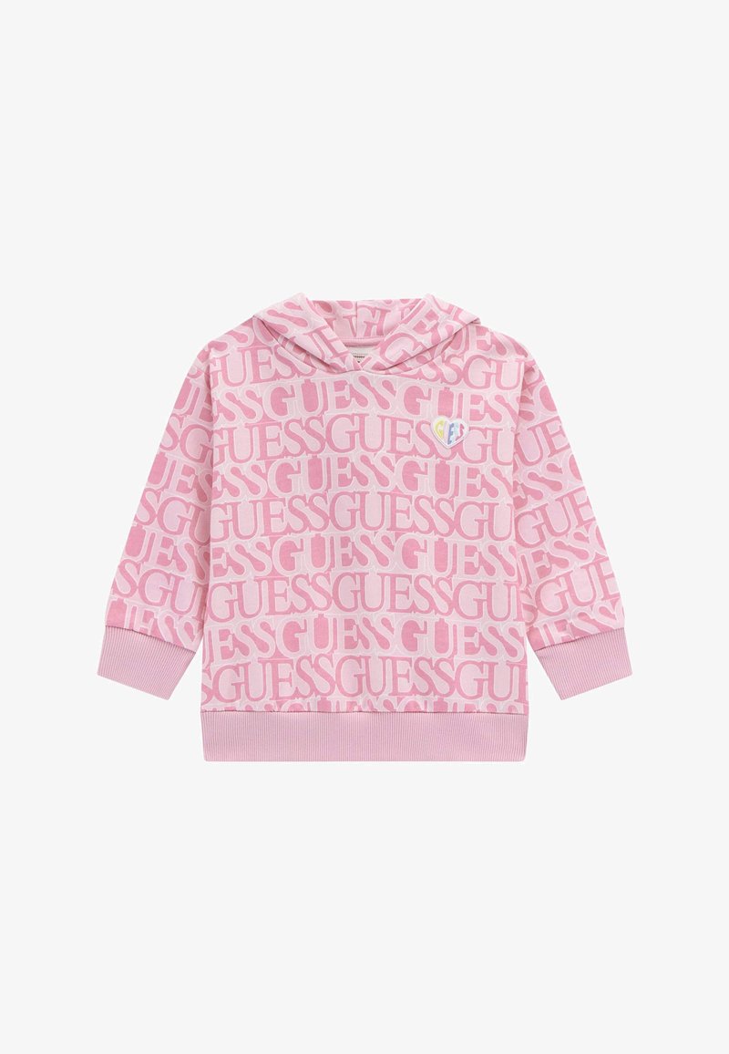 Sweat à capuche rose avec un motif de texte "GUESS" répété. Il dispose d'une poche kangourou à l'avant, de poignets et d'un ourlet côtelés, ainsi que d'un petit détail en forme de cœur multicolore.