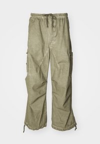 Ljus olivgröna cargo-byxor med lös passform, dragsko i midjan och justerbara muddar. Har sidofickor och texturerad tyg.