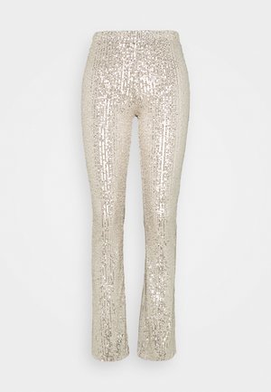 Pantalon taille haute à jambes droites entièrement couvert de sequins beige avec un léger éclat sur un fond uni clair.