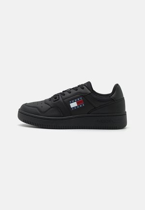 Czarny niski sneaker z sznurowadłami, perforowanym noskiem i logo "Tommy Jeans" na bocznym panelu i śródpodeszwie.