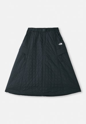 Μαύρη κουβερτούρα φούστα με φαρδιά γραμμή, με ζώνη στη μέση, πλαϊνές τσέπες και ένα μικρό λογότυπο στην κάτω δεξιά πλευρά.