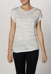 Lehký, krátký rukáv tričko v bílé barvě s černými horizontálními pruhy. Měkká textura s uvolněným střihem a kulatým výstřihem.