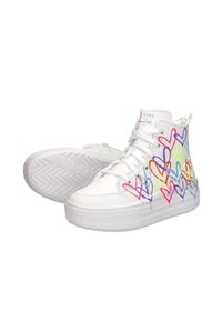 Białe trampki za kostkę z kolorowym wzorem serca w odcieniach różu, fioletu, żółci i niebieskiego. Wykonane z materiału syntetycznego, z teksturowaną podeszwą.