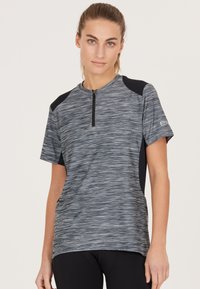 Kortärmad sporttröja i mörkgrått med ett subtilt vågmönster, med en kvartdragkedja och svarta axeldetaljer.