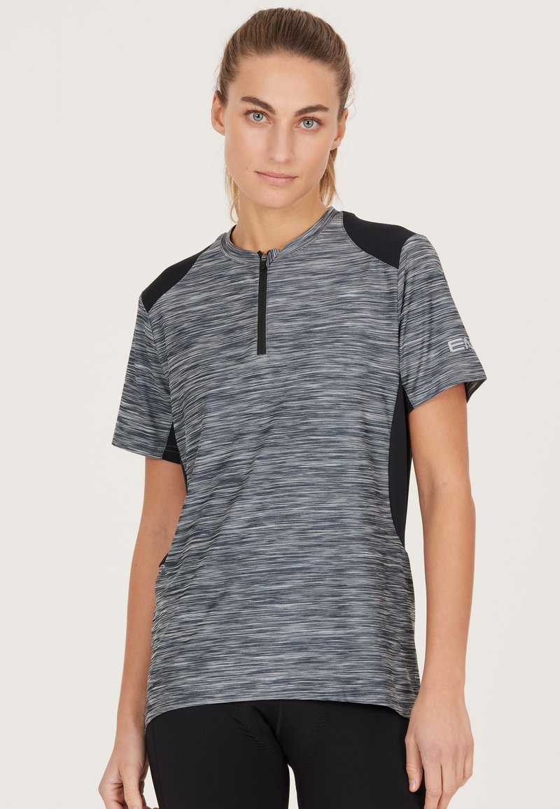 Kortärmad sporttröja i mörkgrått med ett subtilt vågmönster, med en kvartdragkedja och svarta axeldetaljer.