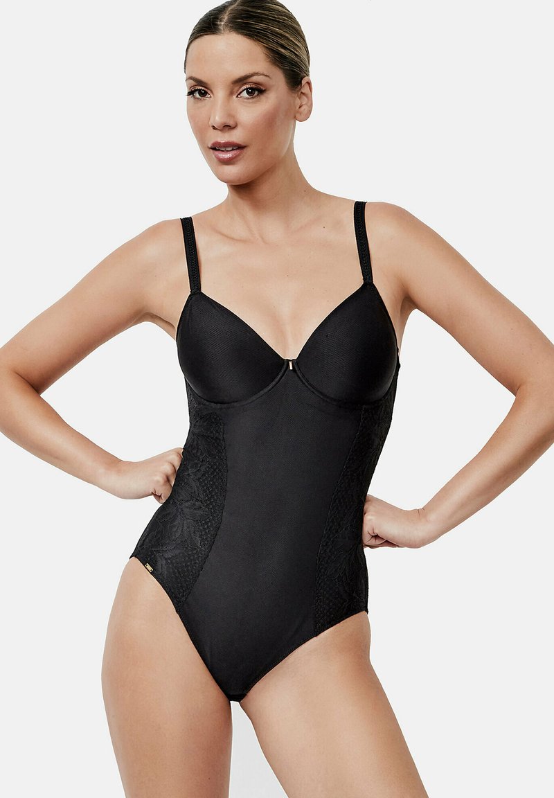 Zwarte badpak met gevormde beugels, textuurstof, kanten zijkanten, verstelbare schouderbanden en een subtiele gouden accentdetail.