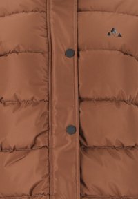 Brun puffervest lavet af quiltet materiale, med en frontknaplukning og et emblem med tre sorte trekanter på venstre bryst.