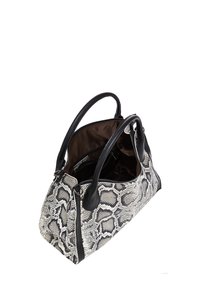 Borsa a tracolla con stampa di serpente bianco e nero, dotata di due manici neri, chiusura con zip e fodera interna marrone. Superficie texturizzata con motivi definiti.