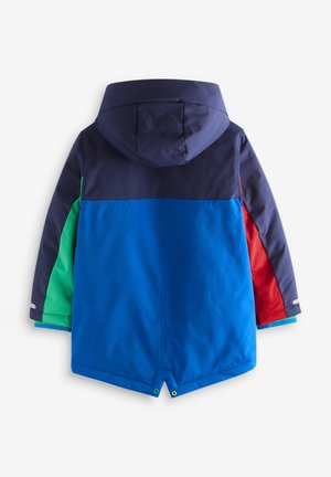 Kleurvolle waterdichte jas met een blauwe basis en marineblauwe, groene en rode accenten, afneembare capuchon en twee togglesluitingen aan de onderkant.