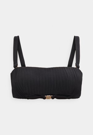 Svart bikini-topp i ribbestrikket stoff med brede skulderstropper og en liten gullspenne i midten foran.