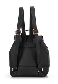 Sac à dos en simili cuir noir avec des bretelles réglables et rembourrées, des ferrures en ton doré, une finition texturée et une forme structurée.