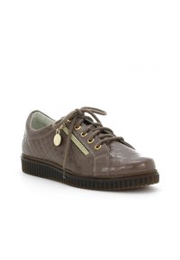 Sneaker in pelle marrone con effetto texture, design con lacci, dettagli in metallo dorato, zip laterale e suola in gomma con motivo rigato.