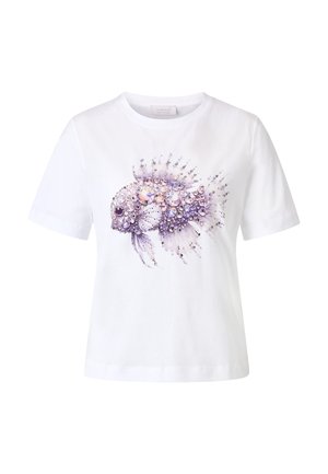 Bela bombažna majica s kratkimi rokavi, ki ima zasnovo vijolične ribice, narejene iz draguljev in zapletenih podrobnosti, ter okroglo izrezano ovratnico.
