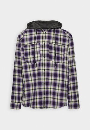 Karierte Flanellbluse in Lila und Limettengrün mit einer schwarzen Kapuze, zwei Brusttaschen und Knopfverschlüssen. Weiche Textur.