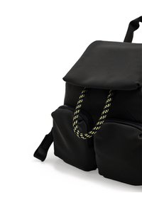 Sac à dos en tissu noir avec un rabat repliable, un cordon de serrage à motif noir et jaune contrasté, et deux poches avant zippées.
