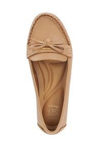 Mocassin en cuir beige avec un design cousu, un détail en nœud et des éléments en métal doré. Texture lisse avec une semelle intérieure moulée pour le confort.