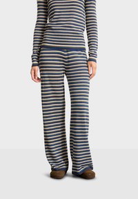 Gestreept gebreid loungewear-set met lange mouwen, wijde broekspijpen, horizontale blauwe, gouden en bruine strepen met een sprankelende textuur.