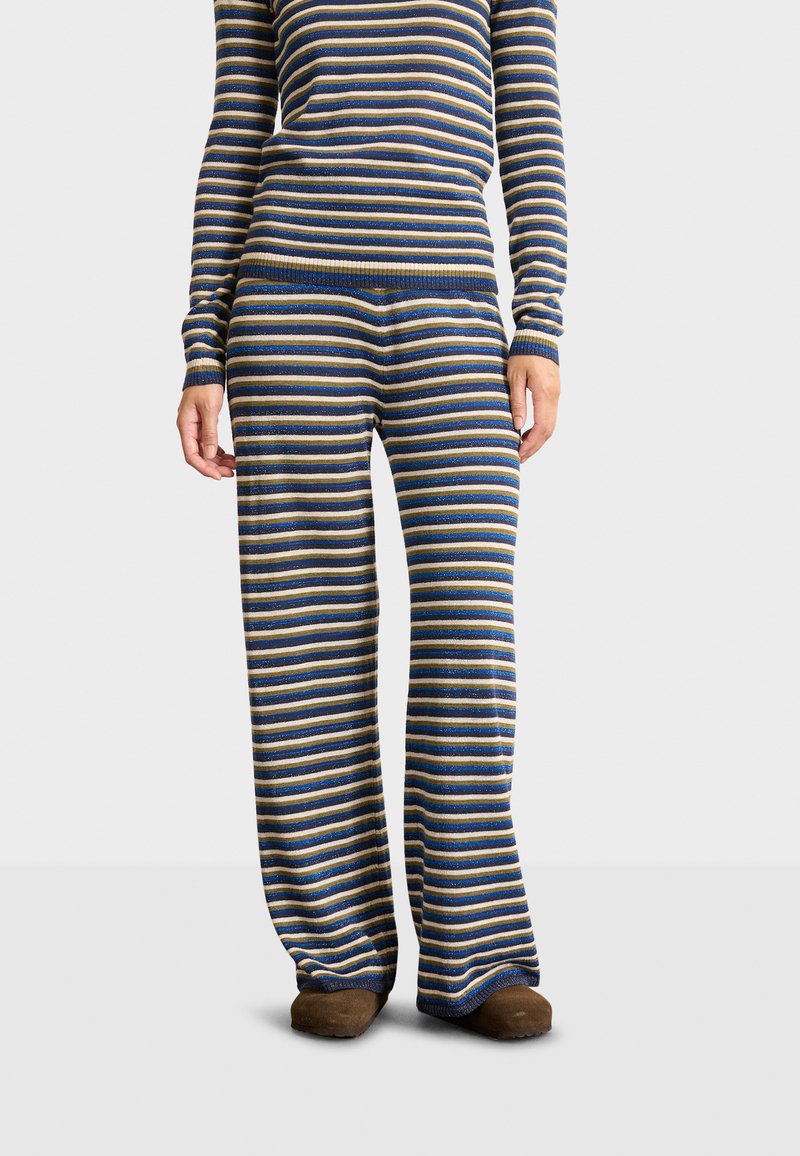Gestreept gebreid loungewear-set met lange mouwen, wijde broekspijpen, horizontale blauwe, gouden en bruine strepen met een sprankelende textuur.