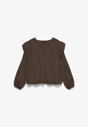 Brun, let bluse med V-hals, lange ærmer og rynkede detaljer ved skuldrene. Samlet tiered design tilføjer tekstur.