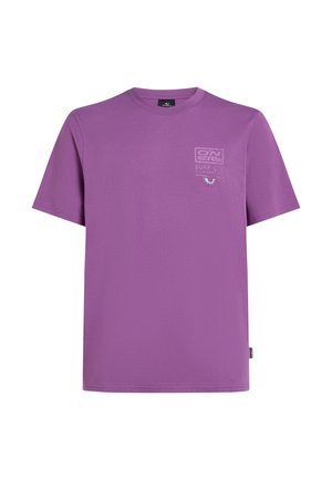 Lila Baumwoll-T-Shirt mit Rundhalsausschnitt, kurzen Ärmeln und einem kleinen Logo auf der Brust. Schlichtes Design mit normaler Passform.