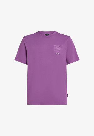 Lila Baumwoll-T-Shirt mit Rundhalsausschnitt, kurzen Ärmeln und einem kleinen Logo auf der Brust. Schlichtes Design mit normaler Passform.