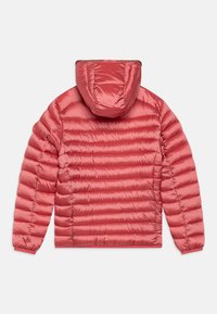 Veste doudoune rouge avec capuche amovible, présentant une texture matelassée et des poignets élastiqués. Tissu lisse et brillant avec une coupe ajustée.