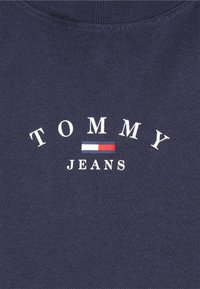 Ciemnoniebieska koszulka z miękkiej bawełny z napisem "TOMMY" w białym kolorze i "JEANS" poniżej, z poziomą czerwoną i białą trzema pasami.
