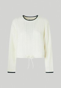 Maglione bianco a treccia tagliato, con maniche lunghe, scollatura rotonda e rifiniture in verde scuro a contrasto sul collo e sui polsini; presenta un orlo con cordoncino.