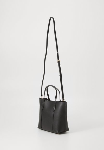 Sac à main en cuir noir avec une forme structurée, double anses supérieures et une bandoulière amovible. Texture lisse avec des détails de couture subtils.