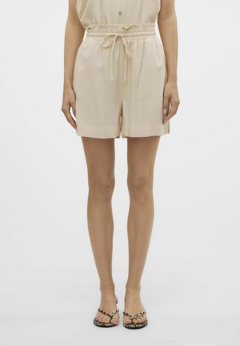 Beiga shorts med resår i midjan och dragsko. Har en avslappnad passform och sidfickor med slits. Mjuk textur.