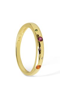 Anillo de oro con múltiples piedras preciosas: rojo, púrpura, naranja y verde. Superficie lisa y pulida con piedras de diferentes tamaños a lo largo de la banda.