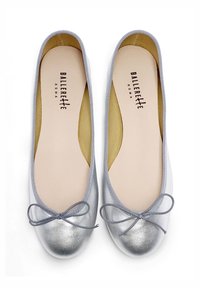 Ballerine argentate con punta metallica, rifiniture grigie e un piccolo fiocco su ciascuna scarpa. L'interno presenta una fodera beige con marchio.