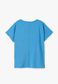 Blå kortærmet t-shirt med rund udskæring, der har en glat overflade og et enkelt, udekoreret design.