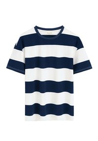 T-shirt en coton rayé bleu marine et blanc avec des manches courtes, un col rond et un motif de vagues horizontales sur le tissu.
