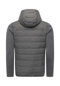 Grå huva jacka med ett quiltat mönster, med en slät textur och figurnära ärmar. Bakifrån syns vadderade sektioner och sömdetaljer.