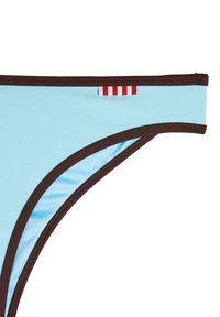 Jasnoniebieskie majtki bikini z brązowym wykończeniem, posiadające małą czerwoną i białą wstążkę; gładka tekstura oraz niski krój.