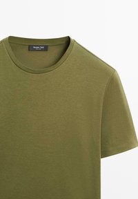 Olivengrøn kortærmet T-shirt med rund hals og Massimo Dutti-mærke indeni kraven.