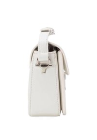 Borsa in pelle bianca vista di lato che mostra il dettaglio della fibbia e della tracolla in argento su sfondo bianco.