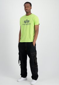 Alpha Industries Triko s potiskem - hornet green