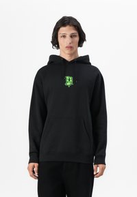 Sort hættebluse lavet af blødt stof, med en frontlomme, kontrasterende neongrøn grafisk logo i midten og justerbar snøre i hætten.