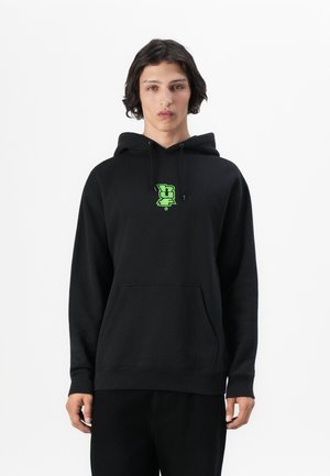 Hoodie noir en tissu doux, avec une poche avant, un logo graphique contrastant en néon vert au centre et une capuche ajustable avec cordon.