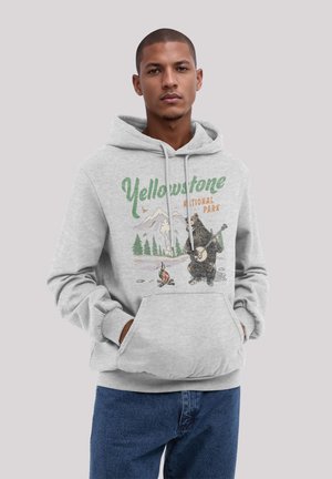 Grau sweatshirt mit Kapuze, das ein Grafiken eines Bären zeigt, der in Yellowstone Nationalpark Banjo spielt, mit Bergen und Bäumen im Hintergrund.