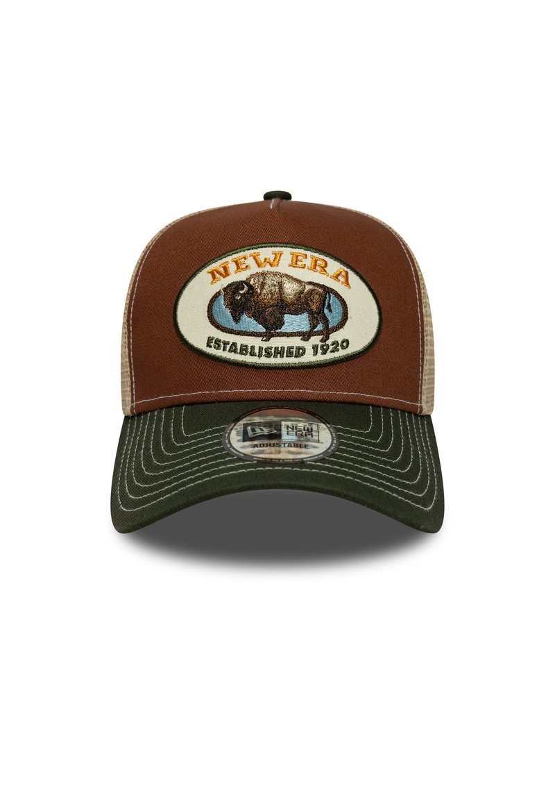 Gorra marrón con visera verde y parte trasera de malla. Presenta un logotipo de búfalo bordado y el texto "NEW ERA". Cierre ajustable de tipo snapback.