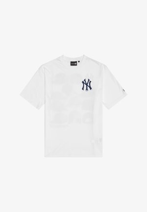 Λευκό κοντομάνικο T-shirt με σκούρο μπλε λογότυπο των New York Yankees στο αριστερό στήθος, στρογγυλή λαιμόκοψη και μια μικρή ετικέτα στο δεξί μανίκι.